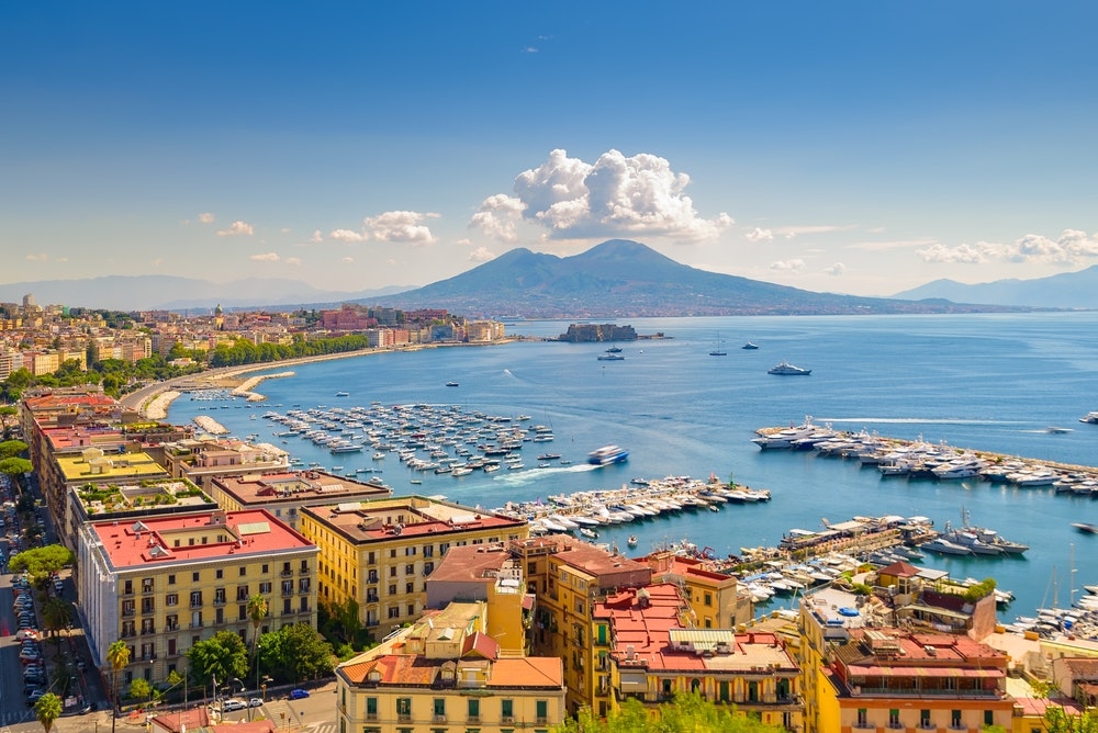 Blick auf den Golf von Neapel vom Posillipo-Hügel mit dem Vesuv weit im Hintergrund.
