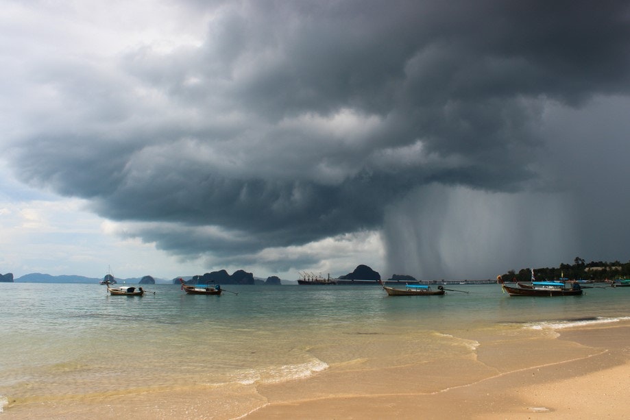 Schwere Gewitterwolken mit sintflutartigem Regen über der Andermansee, Thailand