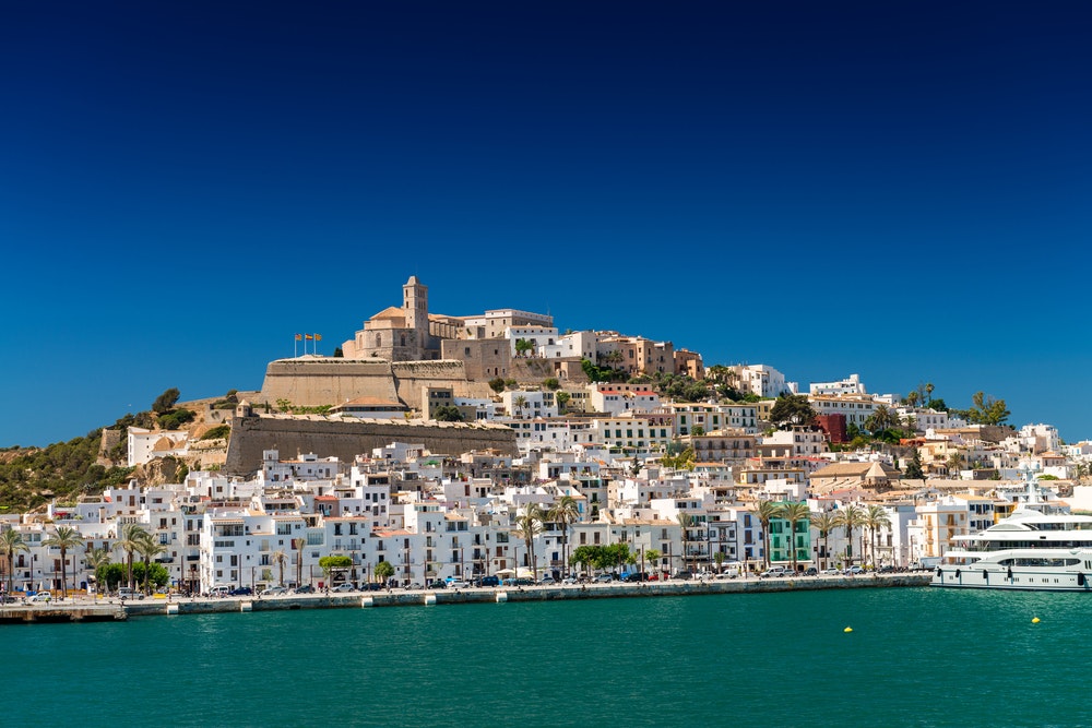 Panorama over øya Ibiza på en vakker sommerdag.