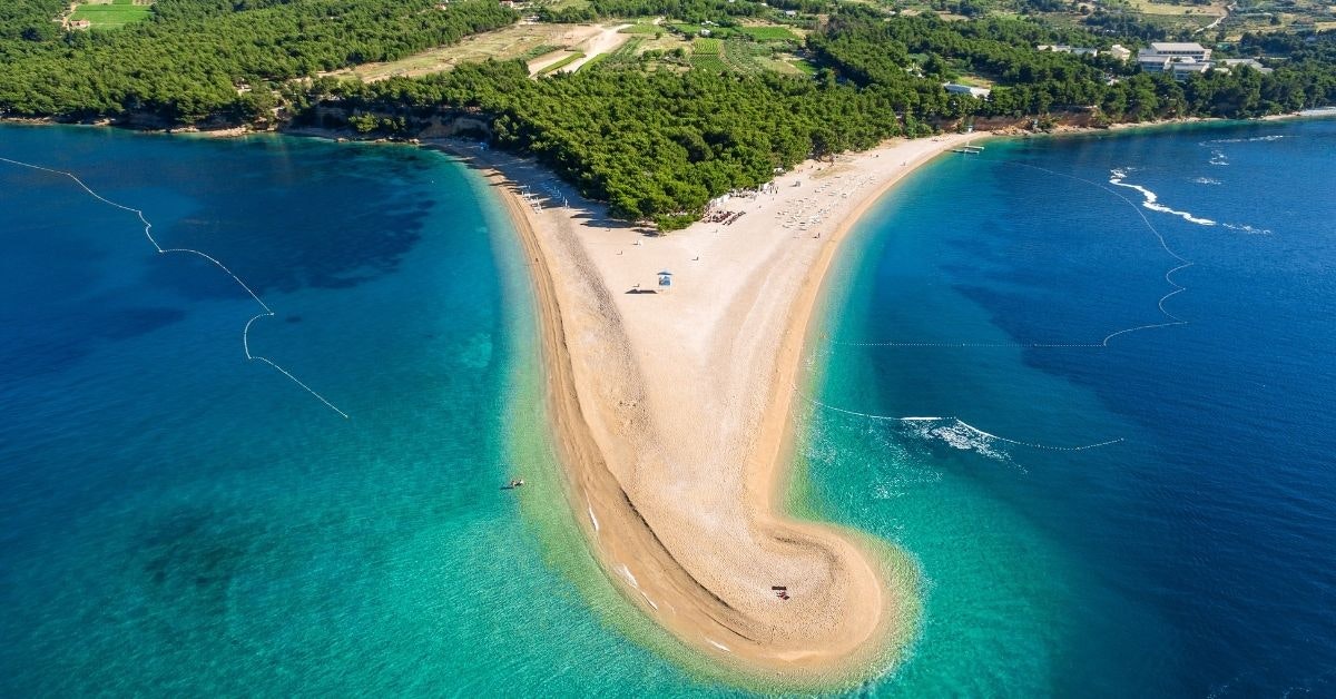 Praktické tipy na návštěvu vyhlášené chorvatské pláže Zlatni Rat