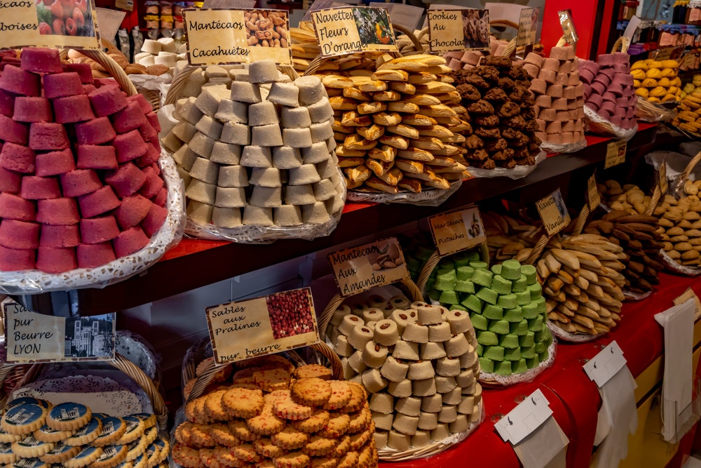 Kekse und Süßigkeiten auf dem Markt in Lyon