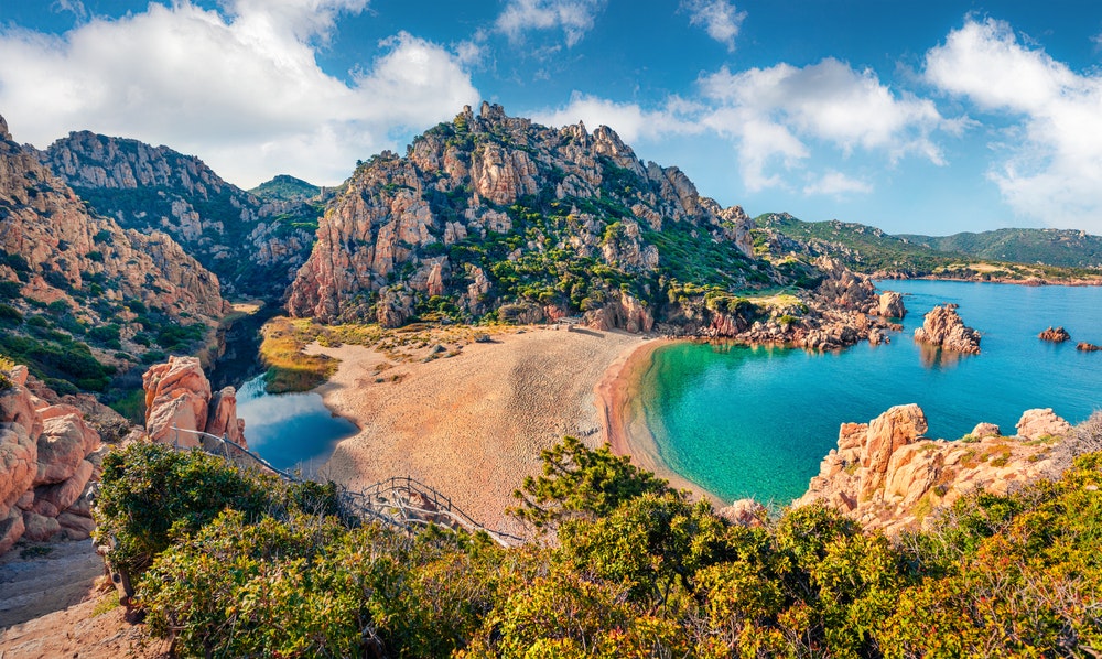 Li Cossi paplūdimio vaizdas Sardinijoje, Italijoje, Europoje. Gražus Viduržemio jūros kraštovaizdis. 