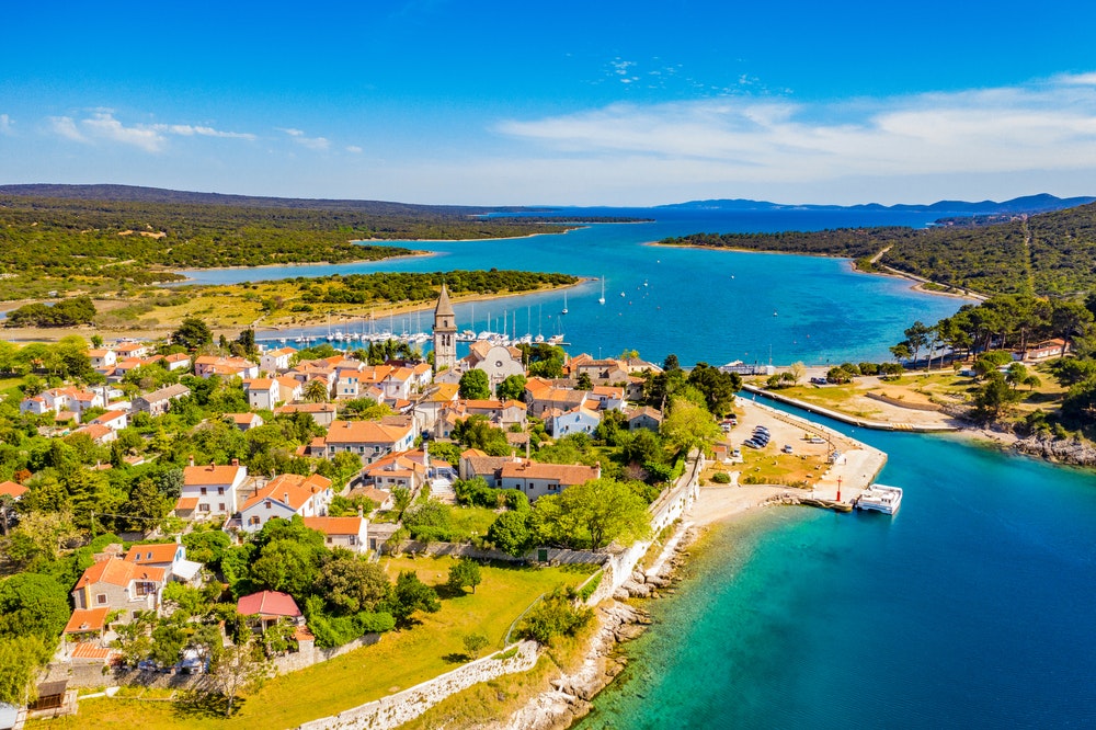 Gražus vaizdas iš oro į Osorą (Ossero), miestelį ir uostą Cres saloje Kroatijoje.