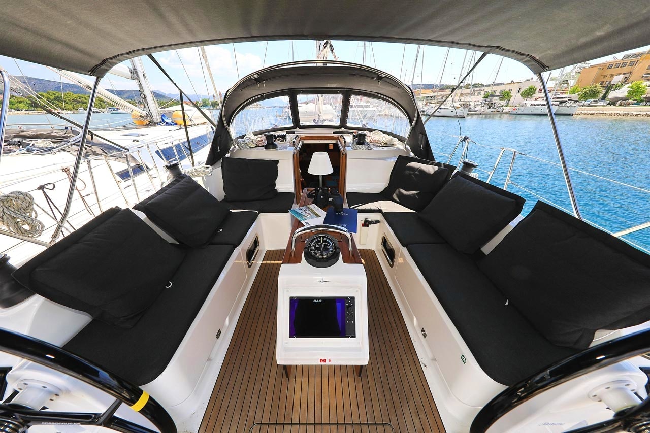 Cockpit of Bavaria 46 with folding table and lamp.