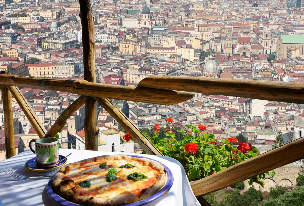 Blick auf Neapel von der Terrasse der Pizzeria.