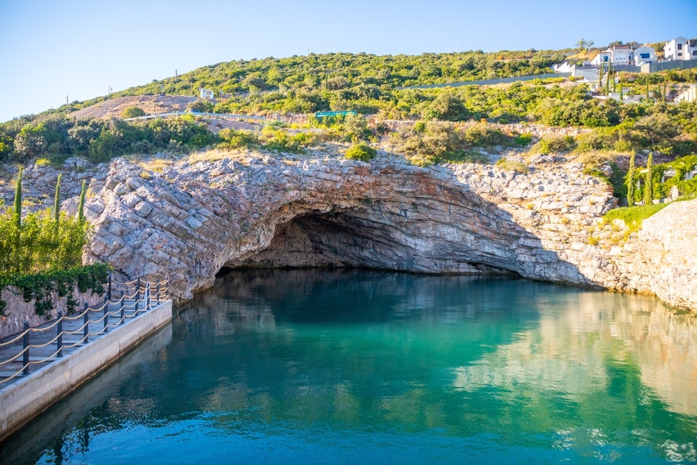 Blaue Höhle in der Bucht von Lustica in Montenegro