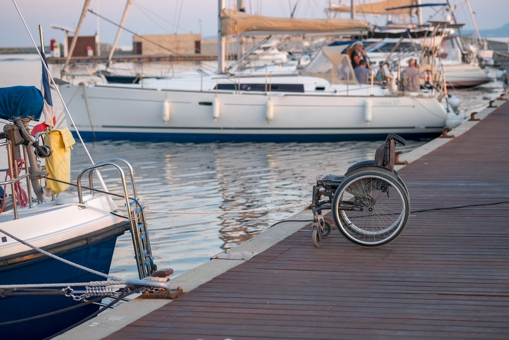 Neįgaliųjų vežimėlis jūrų laivyne.