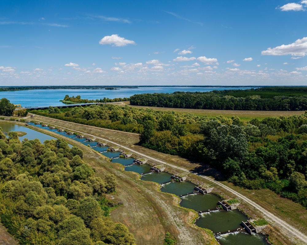 Kaskádovité řešení spojující jezero a řeku Tisza blízko města Kisköre