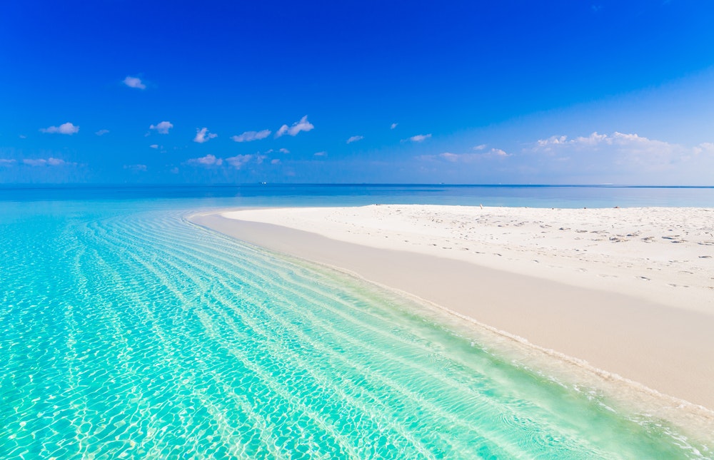 Balto smėlio paplūdimys ir turkio spalvos vanduo