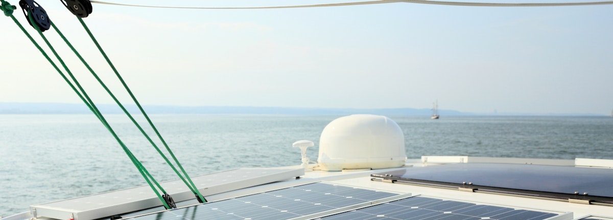 Solární dobíjení na jachtě snadno a rychle