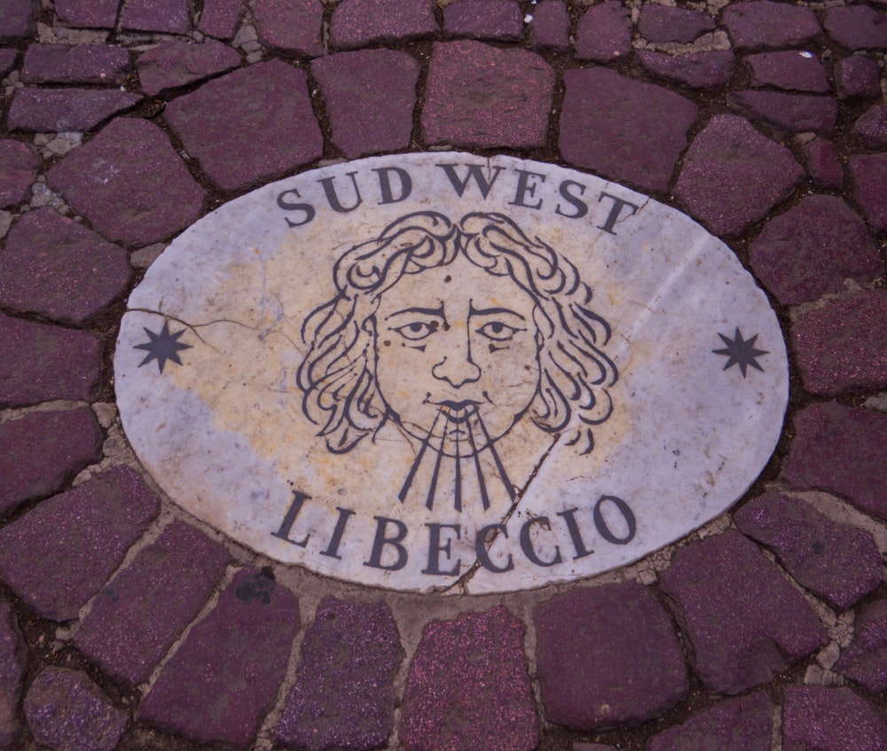 Stein Sud West Libeccio (Südwestwind Libeccio) auf der Piazza San Pietro, Vatikanstadt