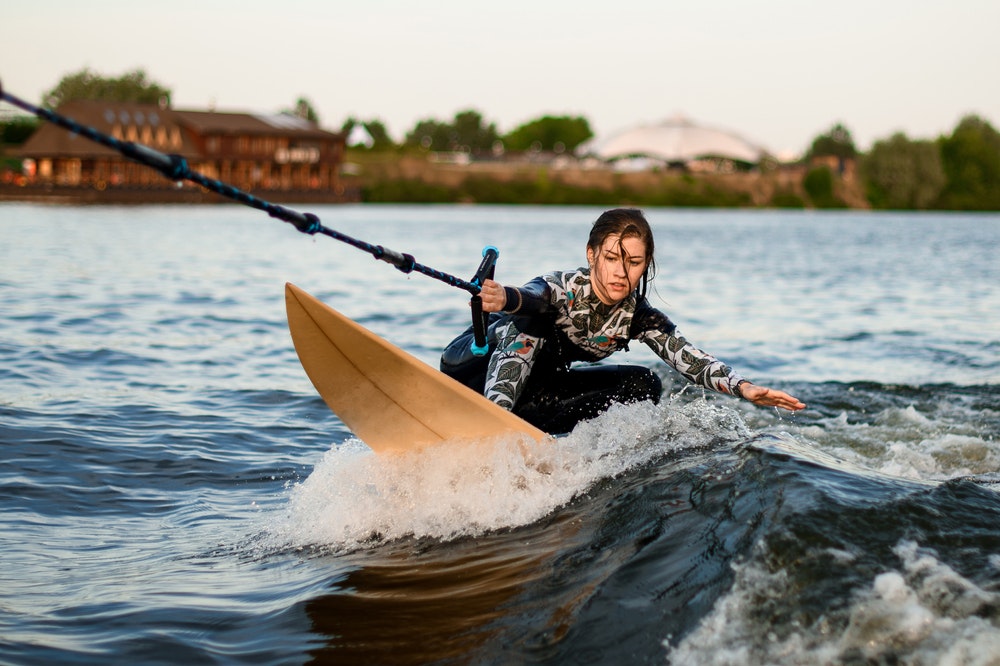 Κατακτήστε την τέχνη του wakesurfing: Οδηγώντας τα κύματα πίσω από το σκάφος