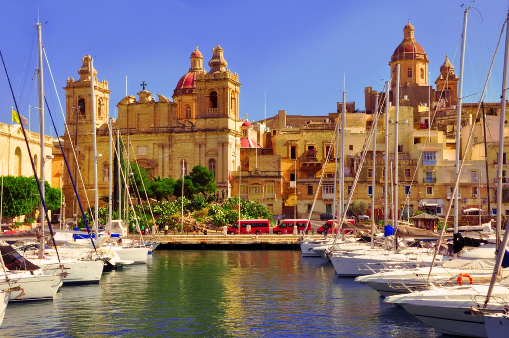 Tradiční maltská architektura a jachty v přístavu Valletta, Malta