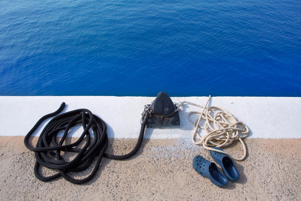θαλάσσιο σχοινί και μπότες στο λιμάνι του λιμανιού