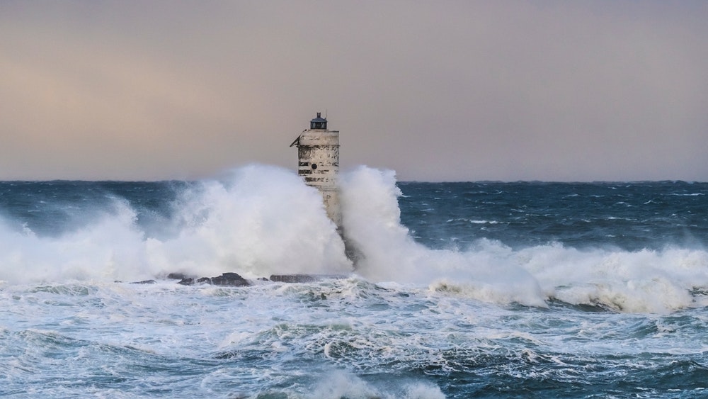 Φάρος Mangiabarche με μεγάλα κύματα που συντρίβονται εναντίον του σε μια καταιγίδα.