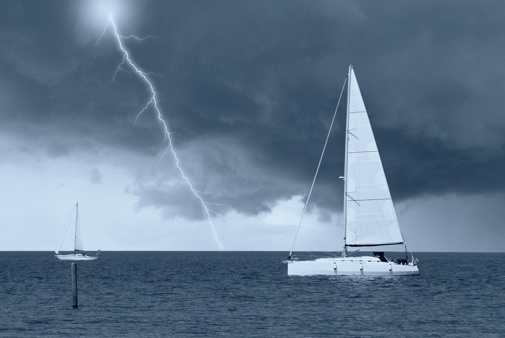 Schiff auf hoher See in einem Sturm mit Blitz.