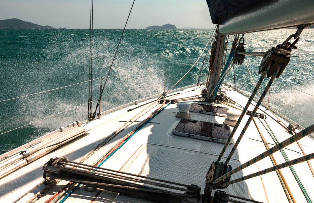 Seilbåt til sjøs, blått vann og hvit yacht i tropisk havvann
