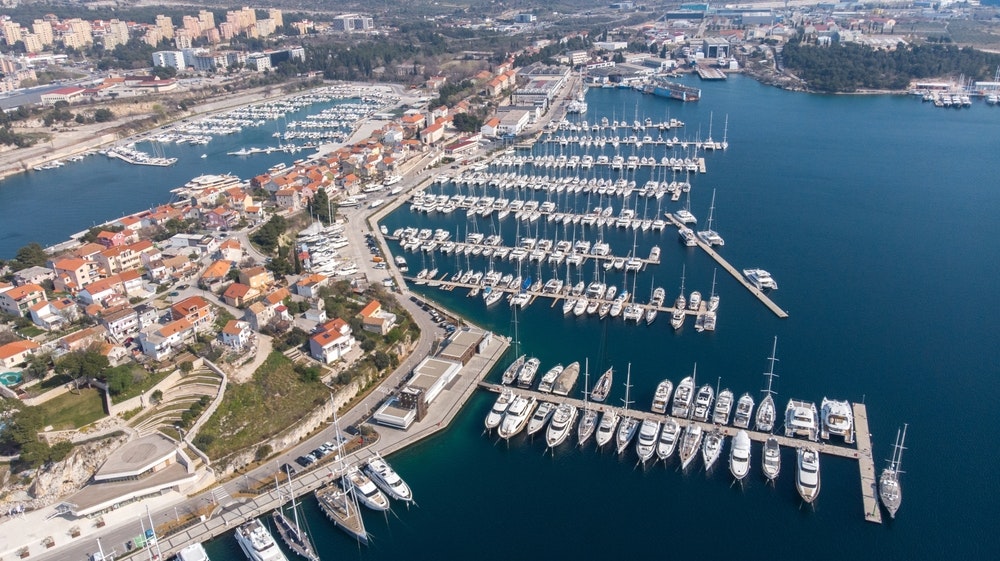 Letecká fotografie krásného přístavu D-Marin Marina Mandalina v Šibeniku, hlavního přístavu ve městě. 