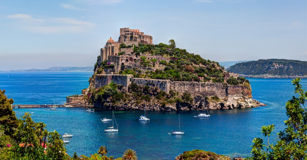 Aragon Kalesi, Ischia'daki en etkileyici tarihi anıttır.