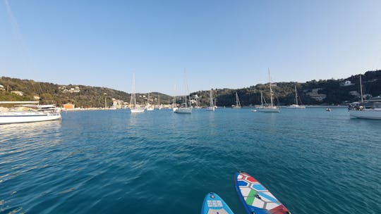 Bateau Amarré Avec Beaucoup D'accessoires De Pêche Dans Le Port De Mer, La  Mer égée à Ormos Panagias, Grèce