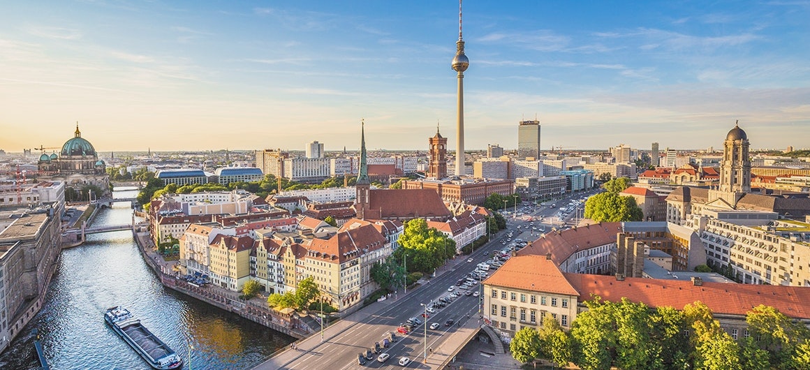 Berlín, německ, pohled na vodní kanál, panorama města.