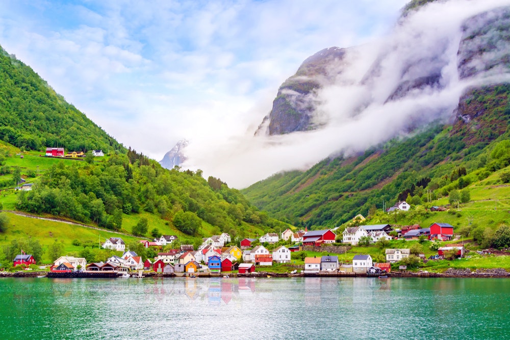Die wunderschöne idyllische Landschaft des Naeroyfjords in Gudvangen, Norwegen.