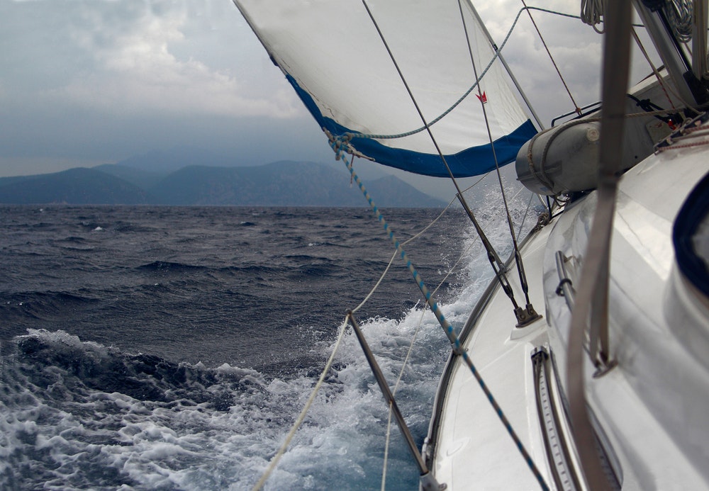 Jachta pluje v bouřlivém Jaderském moři nedaleko pobřeží ostrova Korčula.