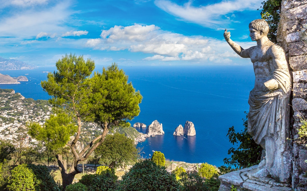 Deniz manzarası ve çam ağaçları, Capri Adası, İtalya