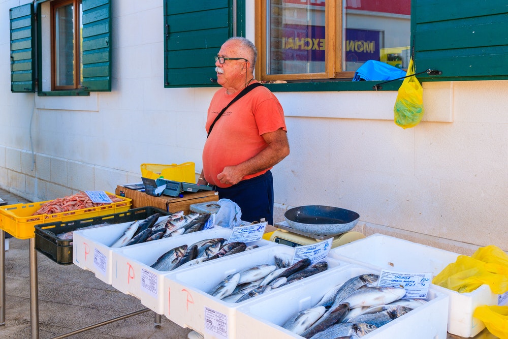Rybář prodává své úlovky v chorvatském Primoštenu. 