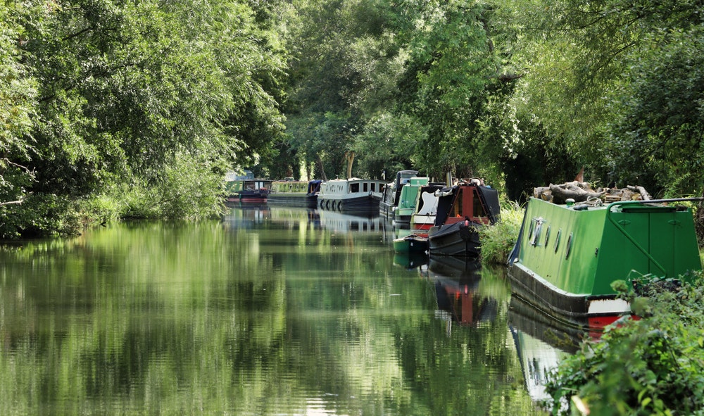husbåt på Kennet- og Avon-kanalen i England