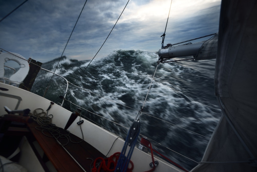Jachta plující po moři během bouře.