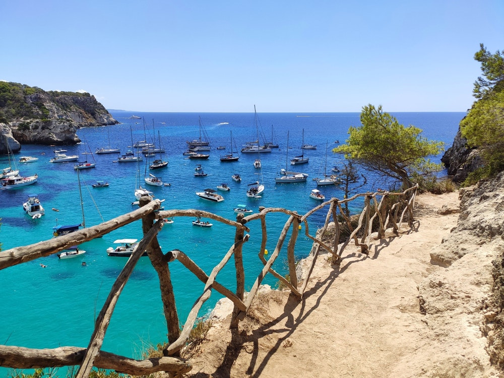 Den berømte paradisstranden Cala Macarella med turkis vann og furuskog på sørkysten av Menorca, Balearene, Spania.