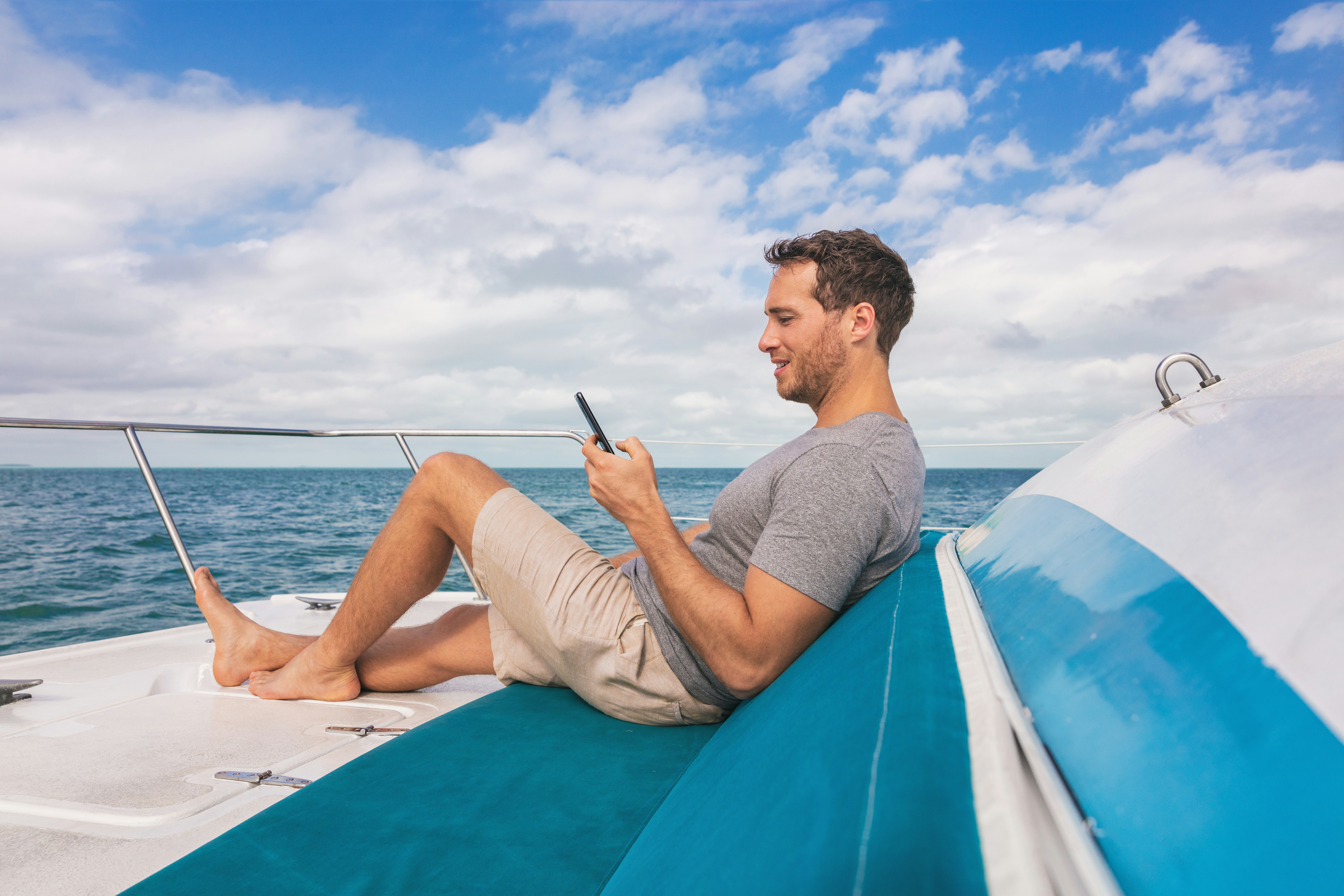 Loď muž pomocí mobilního phoneu SMS και δορυφορικό internet και zároveň relaxovat na palubě jachty luxusní životní style.