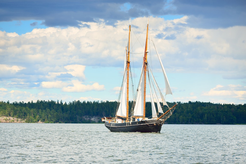 Ein eleganter Zweimast-Gaffelschoner (Segelschulschiff) auf dem Mälarsee in Schweden. 