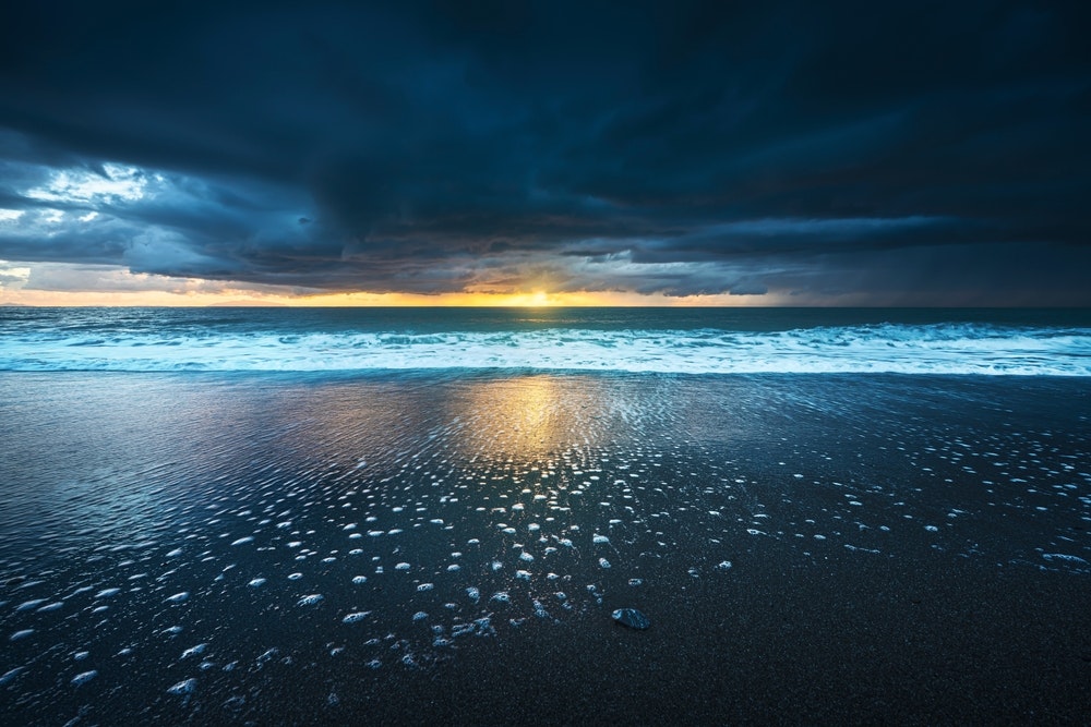 Τραχιά κύματα θάλασσας και αφρός μετά από μια καταιγίδα στο ηλιοβασίλεμα