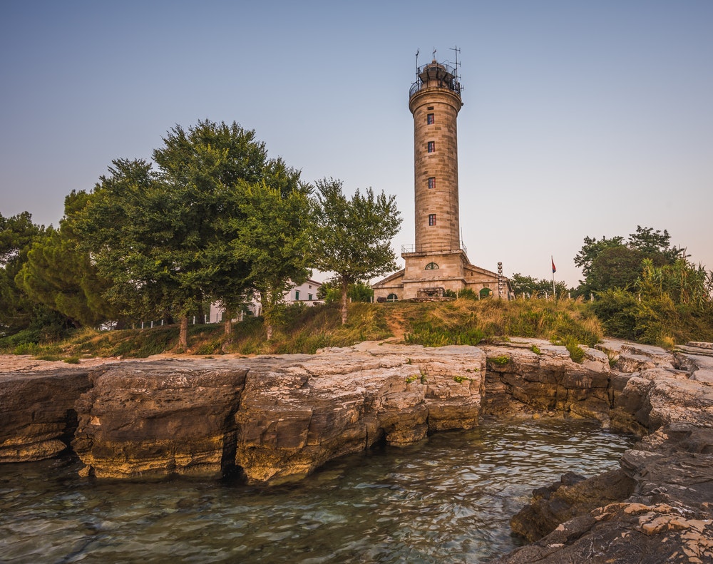 Savudrija fyr på den kroatiske kysten på det vestligste punktet på Balkanhalvøya. Kroatias eldste fyrtårn som dateres tilbake til 1818.
