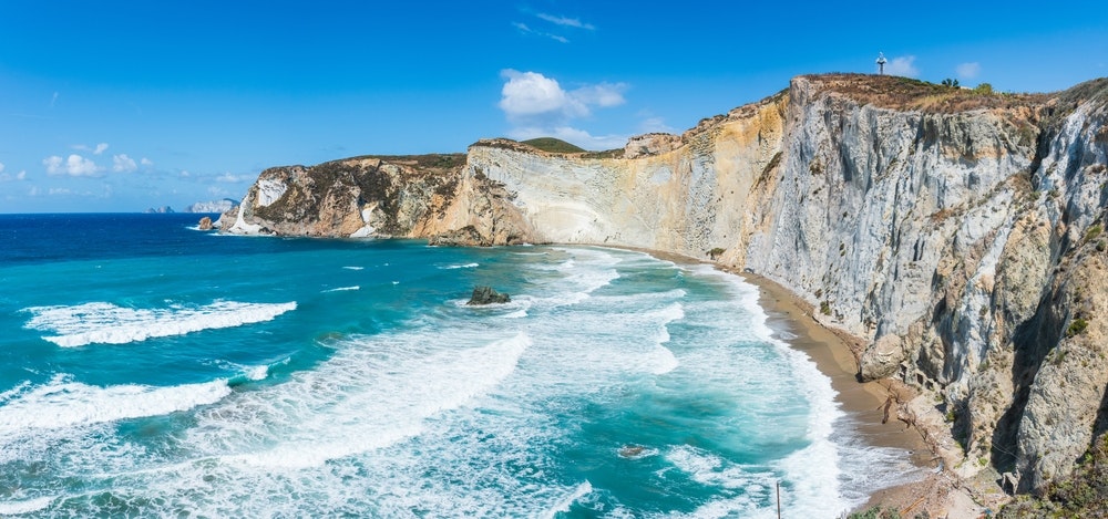 Nádherná pláž Chiaia di Luna na ostrově Ponza. Bohužel je pláž kvůli padajícím kamenům pro turisty uzavřena.