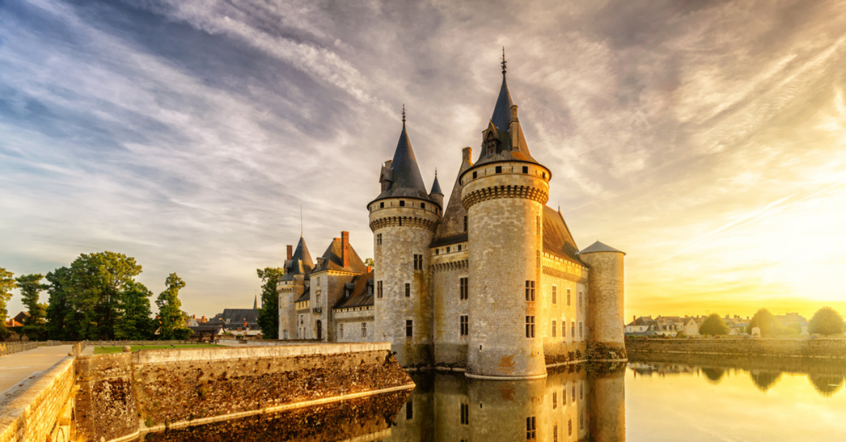 Gün batımında Chateau de Sully-sur-Loire, Loire Valley, Fransa