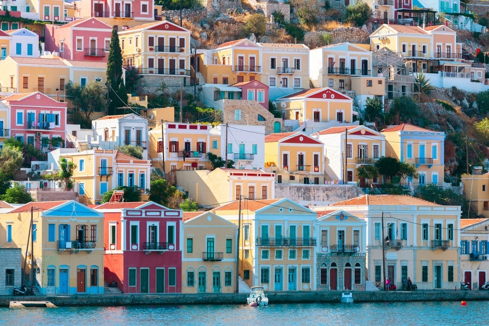 Pohled na tradiční barevné domy na ostrově Symi, Řecko, Dodekanésy
