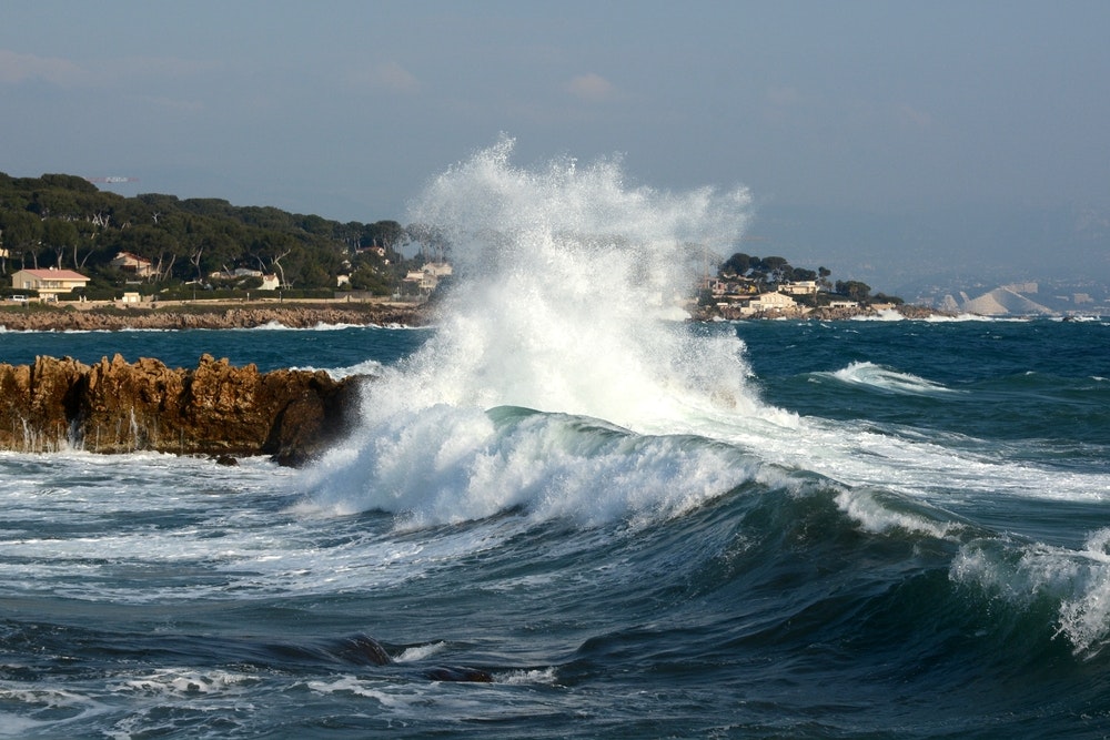 Bei starkem Ostwind schlagen hohe Wellen gegen die Felsen.