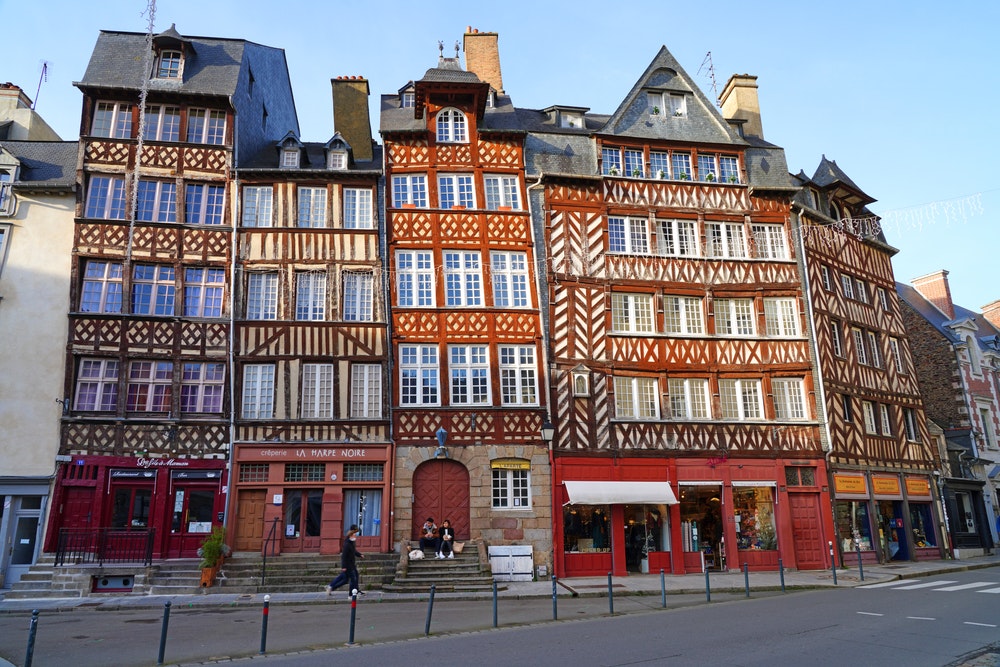 Barevné středověké 500 let staré budovy v Rennes, hlavním městě Bretaně.