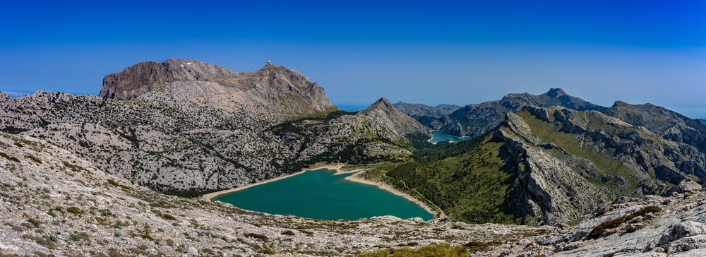 Kamenité pohoří Serra de Tramuntana na Mallorce s horským jezerem