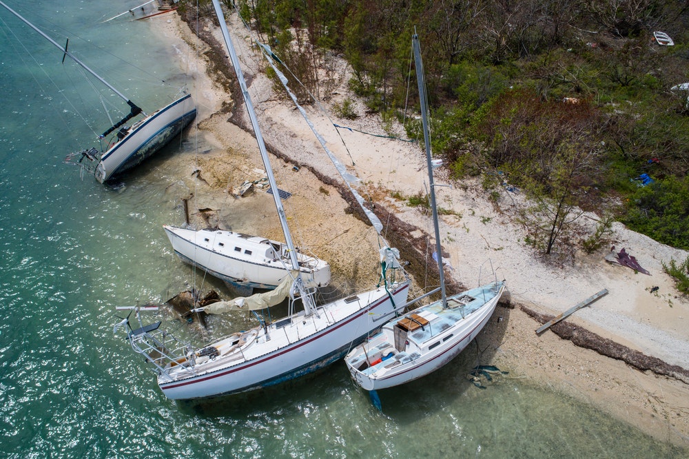 angespülte Segelboote am Strand, abgestürzte Boote nach dem Hurrikan
