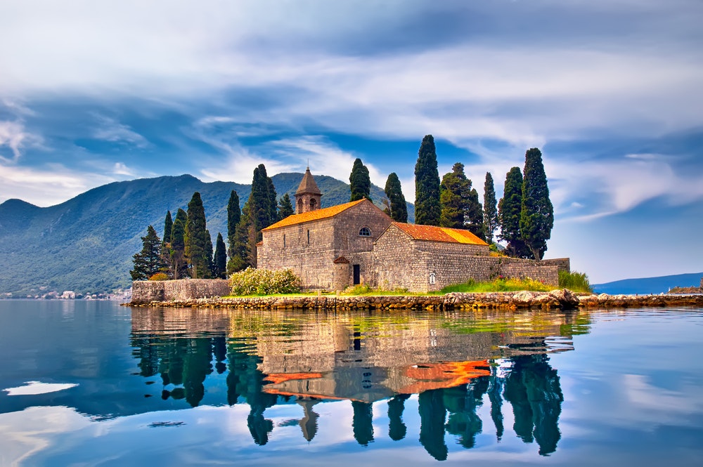 Ostrov svatého Jiří, Černá Hora, s malým kostelíčkem.