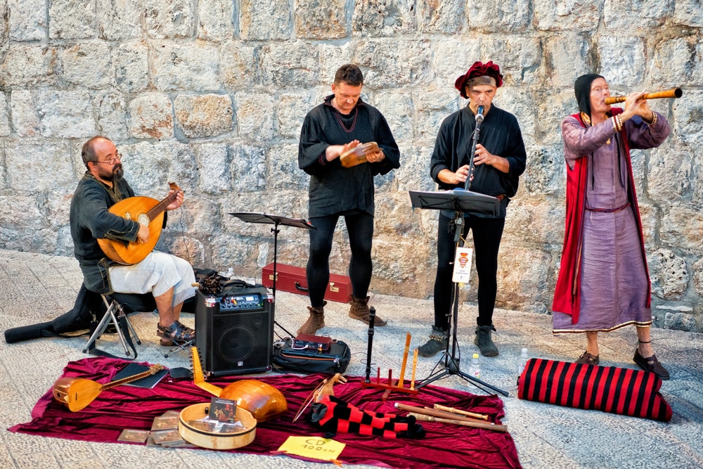 Dubrovnik'in Eski Kentinde antik kostümlü sokak müzisyenleri şarkı söyleyip çalıyor