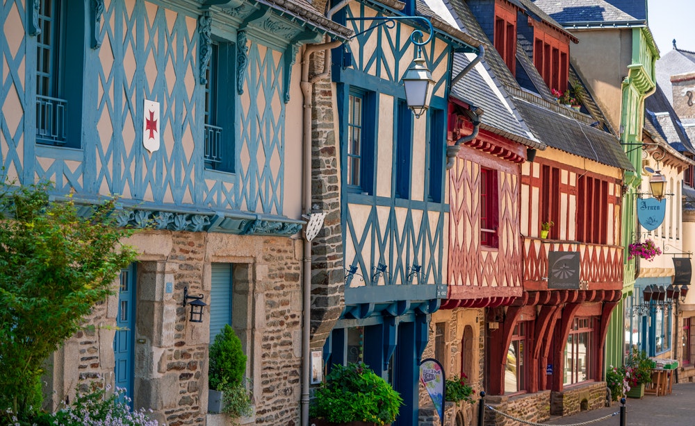 Holzhäuser im historischen Zentrum von Josselin, Bretagne, Frankreich. Traditionelle Häuser mit Holzrahmen.