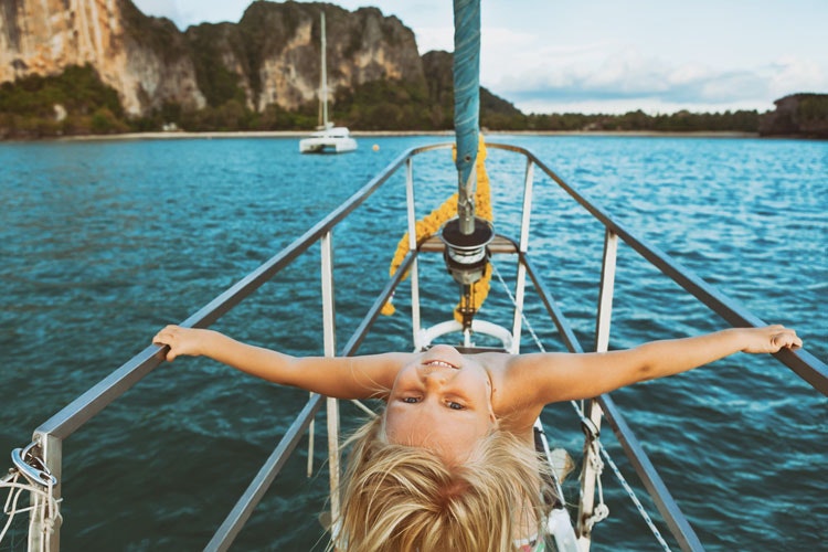 Barn setter pris på aktiviteter utenfor båten og hyppige stopp