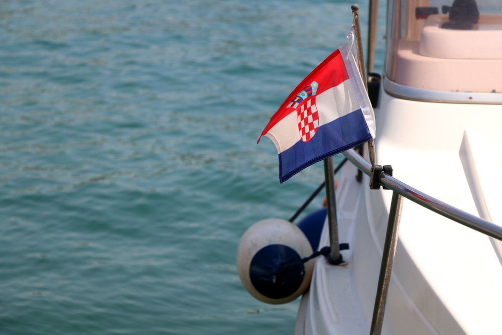 Kroatisk flagg på baugen av skipet.