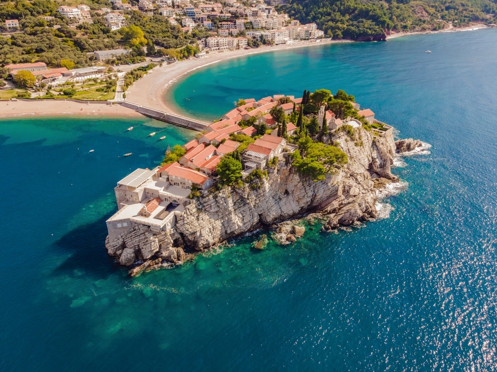 Panoraminis vaizdas į Sveti Stefan salą Budvoje gražią vasaros dieną Juodkalnijoje.