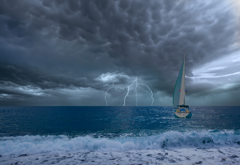 Plachetnice v bouřlivém počasí s blesky